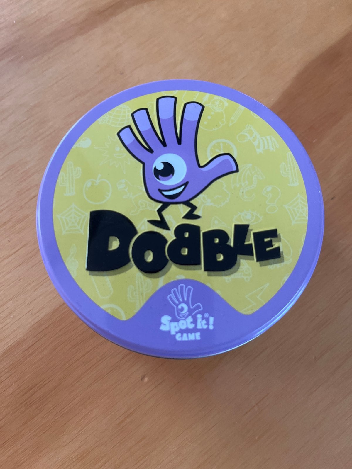 Dobble (Spot it!) kaartspel in blik, Hobby en Vrije tijd, Gezelschapsspellen | Kaartspellen, Een of twee spelers, Ophalen of Verzenden