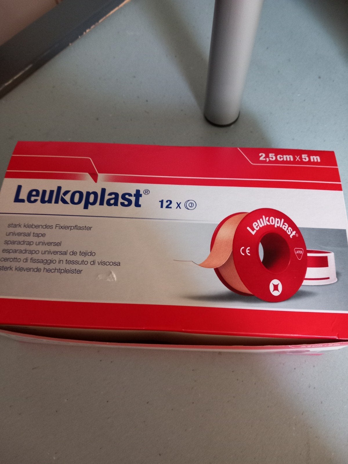 Nieuwe doos 12x leukoplast hechtpleisters 2.5cmx5m houdbaar, Ophalen of Verzenden, Nieuw