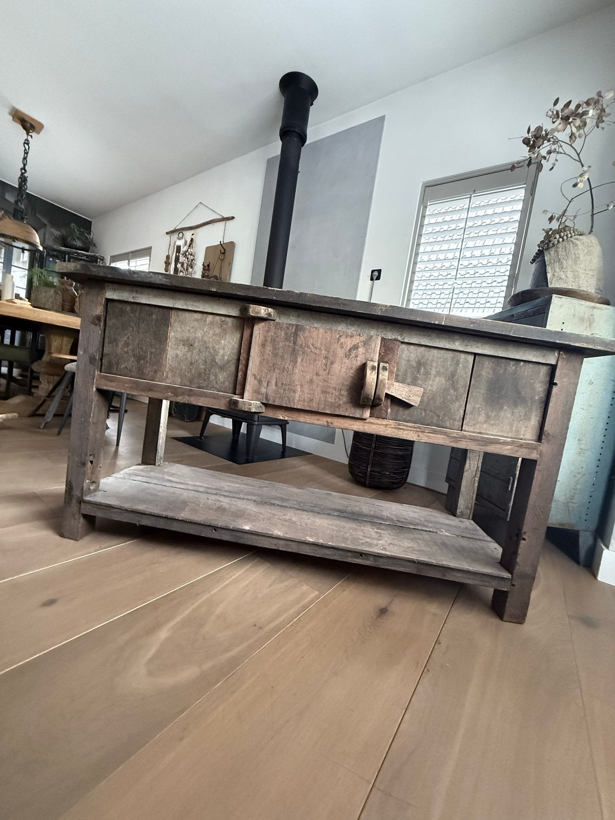 Unieke oude houten werktafel / sidetable met houten sluiting, Huis en Inrichting, Tafels | Sidetables, Ophalen of Verzenden