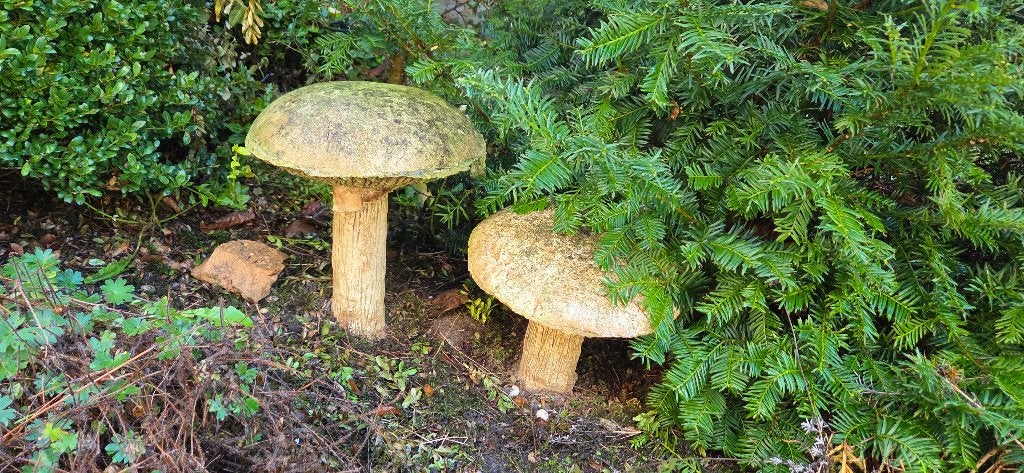 Gratis: tuinbeelden en waterornamenten, Ophalen, Gebruikt, Steen, Mensenbeeld