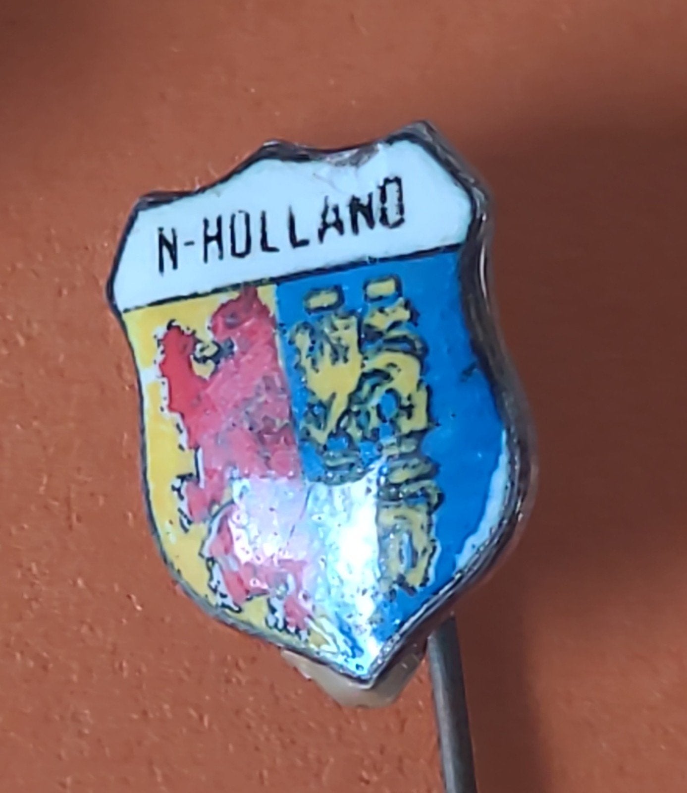 Vintage emaille speldje N-Holland wapen, Verzenden, Gebruikt, Stad of Land, Speldje of Pin