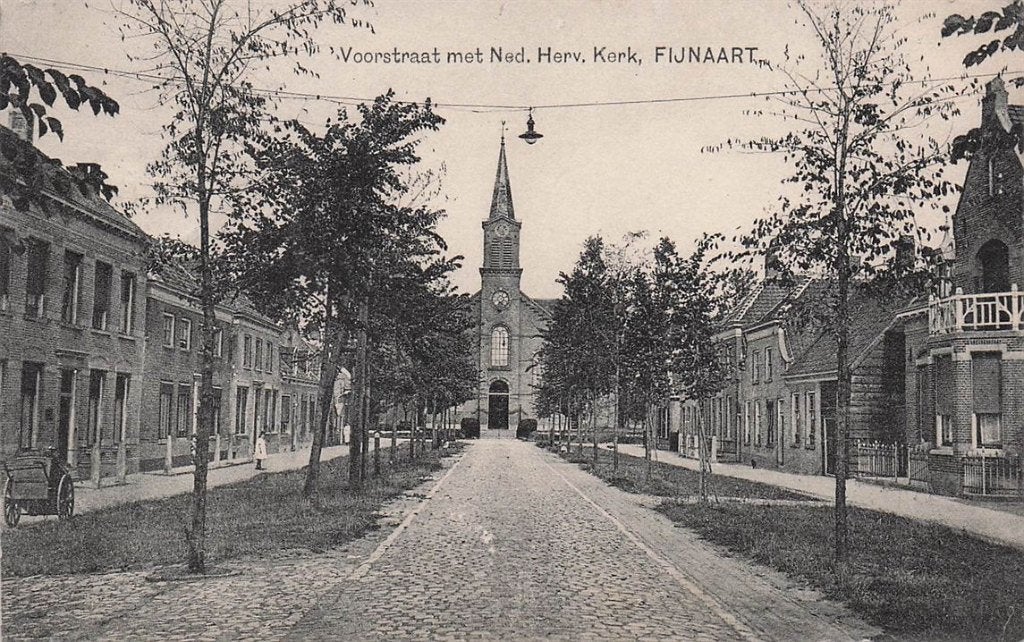 703-135-001 Voorstraat met Ned Herv Kerk Fijnaart, Verzenden, Voor 1920, Noord-Brabant