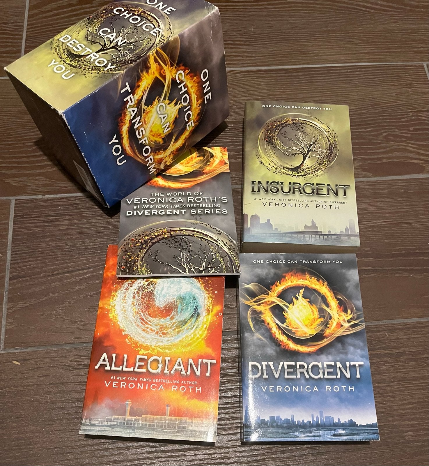 Divergent Serie + Bonus Boekje: The World of Divergent, Ophalen of Verzenden, Gelezen