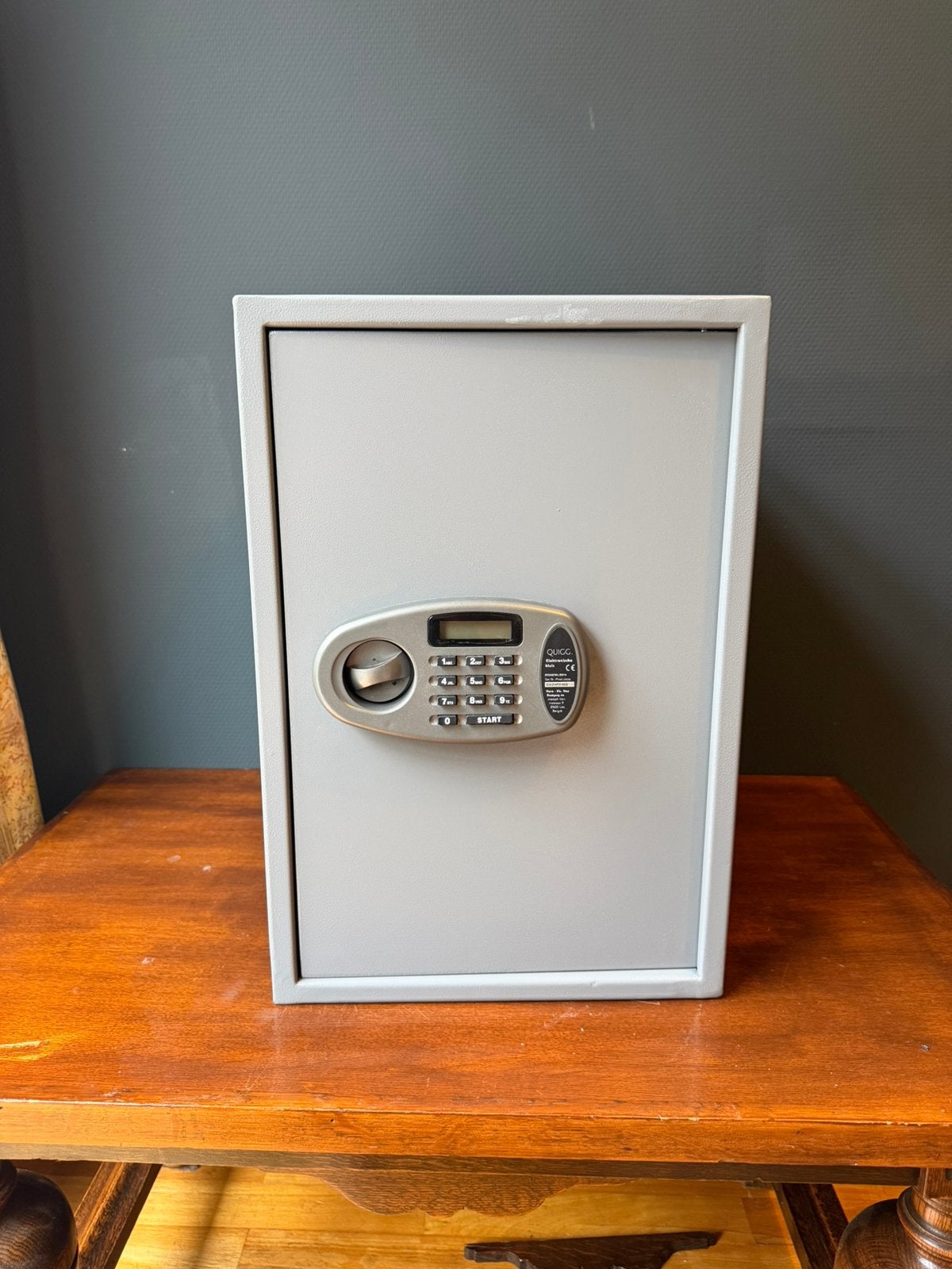 QUIGG elektronische kluis met cijferslot, Ophalen, Zo goed als nieuw