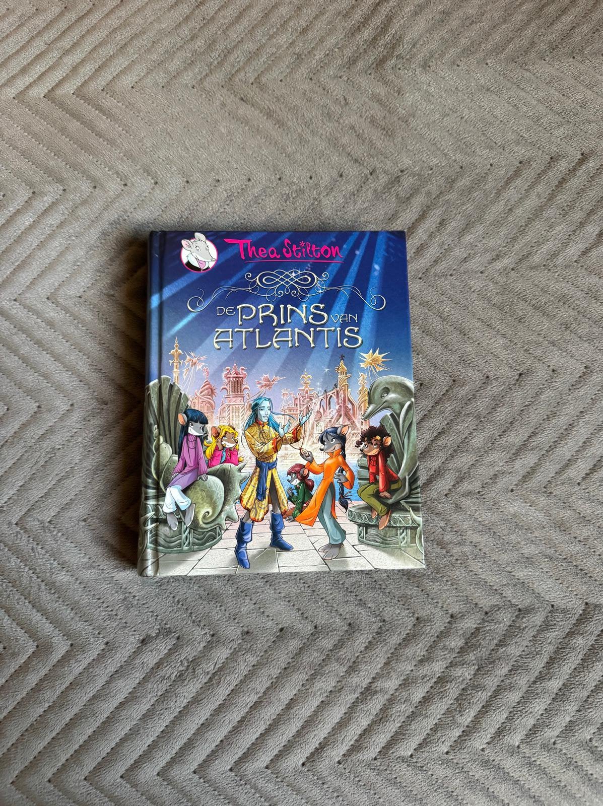 Thea Stilton - De prins van Atlantis, Boeken, Verzenden, Zo goed als nieuw, Thea Stilton
