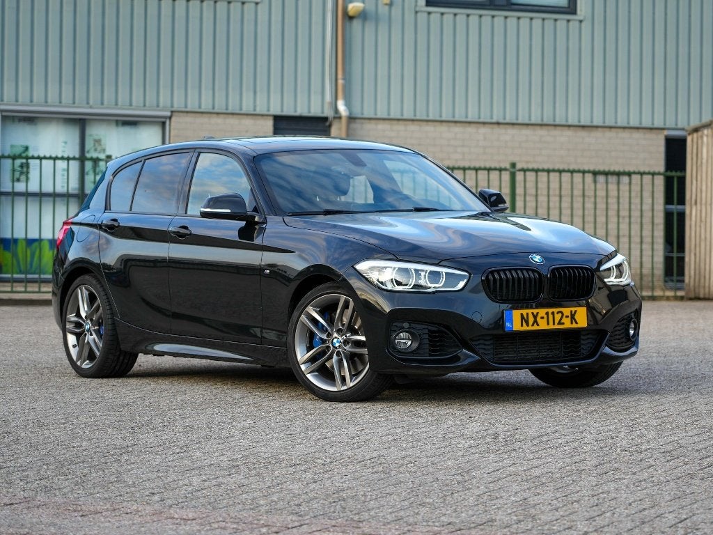 BMW 118i autom - M pakket - LED - Schuifdak - Harman kardon, Auto's, Zwart, Leder, Bedrijf, 650 kg