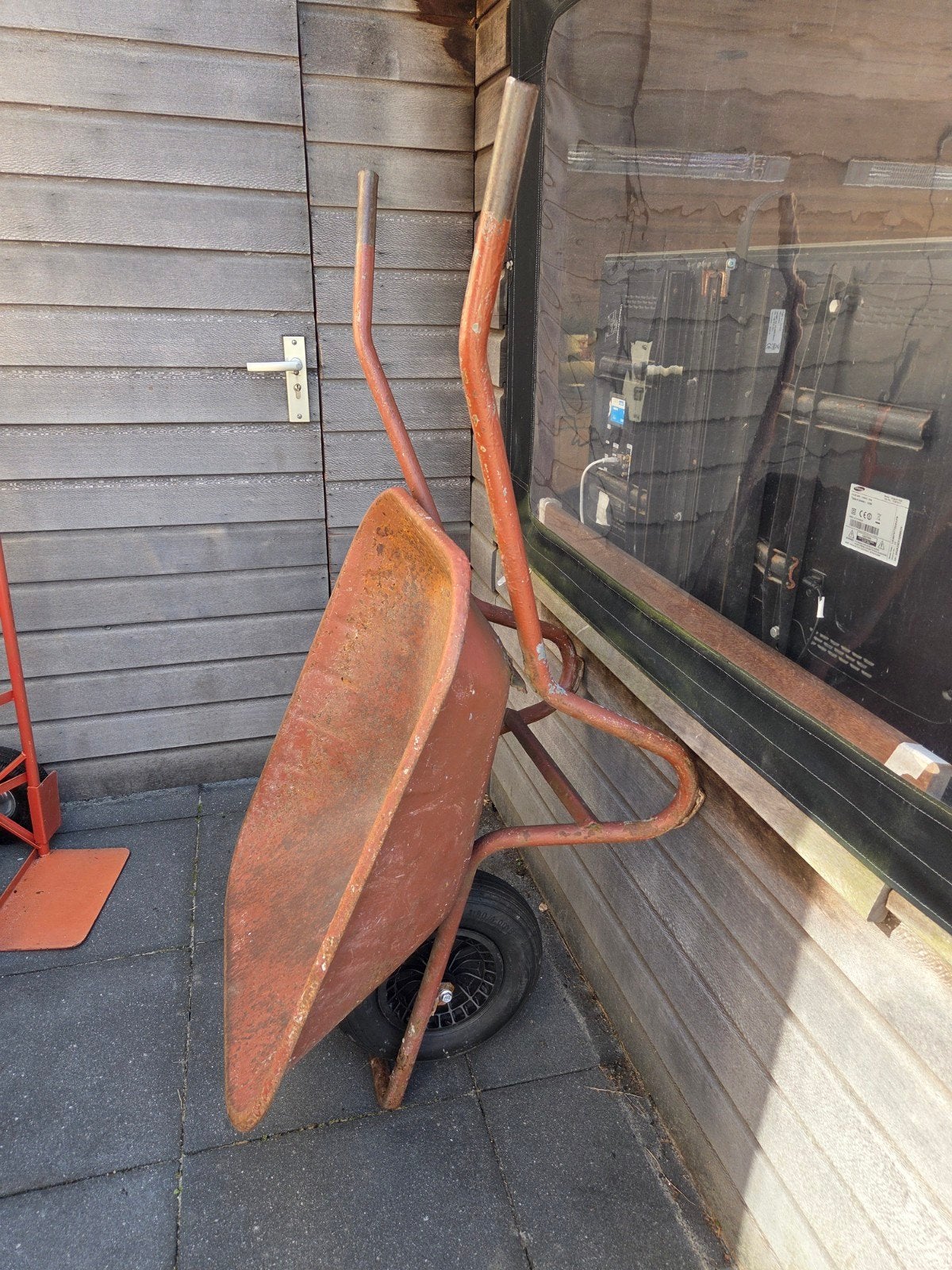Kruiwagen met nieuwe binnen- en buitenband, Ophalen