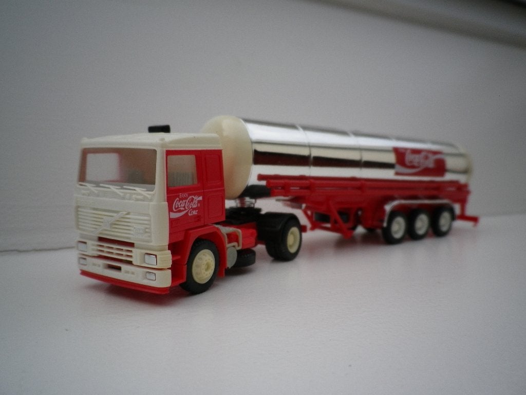 Albedo / Herpa Volvo F10 tank trailer Coca Cola 1/87 model, Ophalen of Verzenden, Zo goed als nieuw, Bus of Vrachtwagen, Herpa