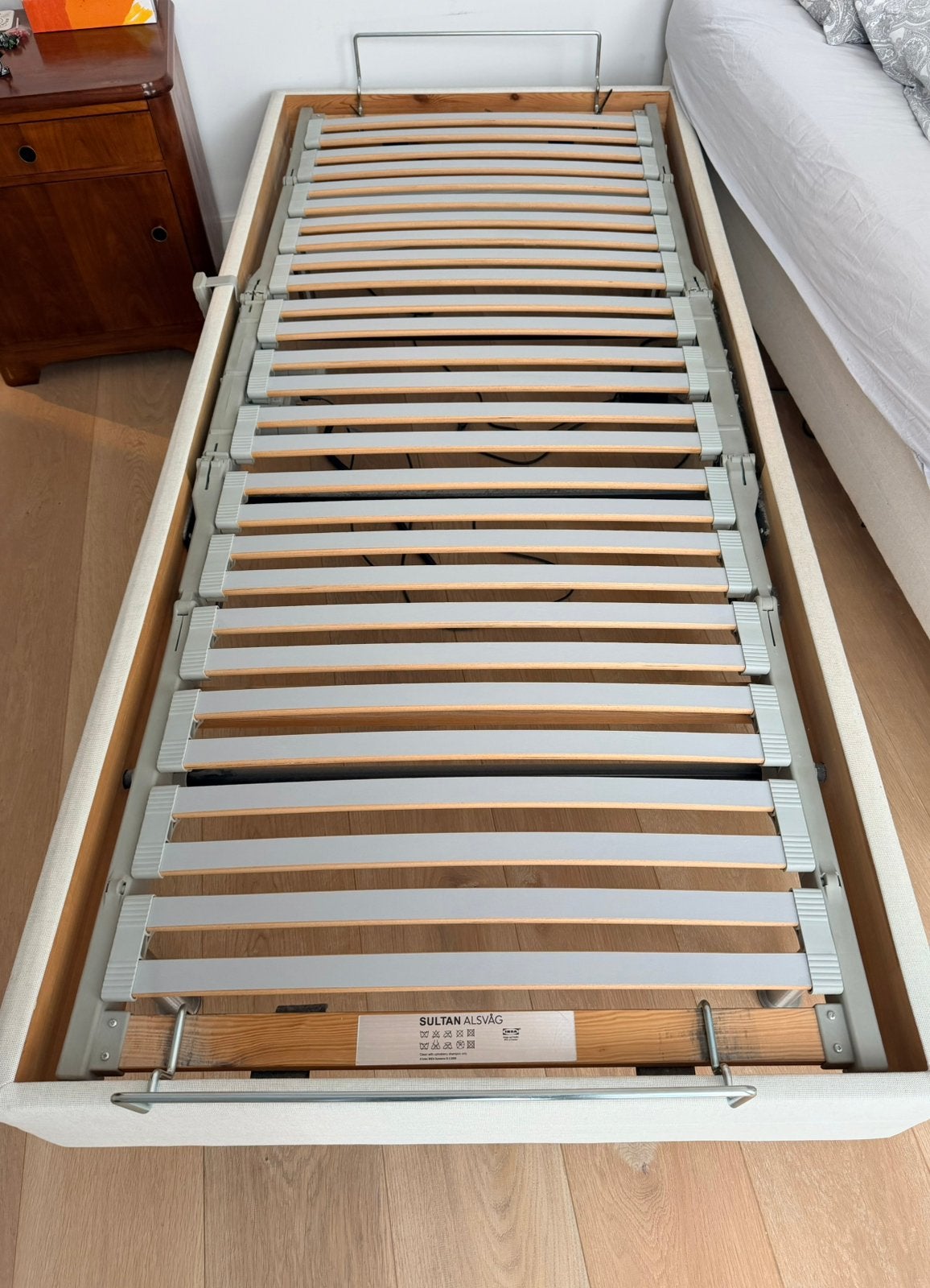 Ikea Sultan Alsvåg 2 elektrische bedden van 90x200 cm, Ophalen, 90 cm, 200 cm, Hout