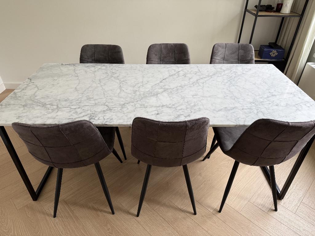 Marmeren eettafel met 6 stoelen – stoelen ook los te koop, Huis en Inrichting, Ophalen, Overige materialen, Gebruikt, Modern marmerlook met zwart frame