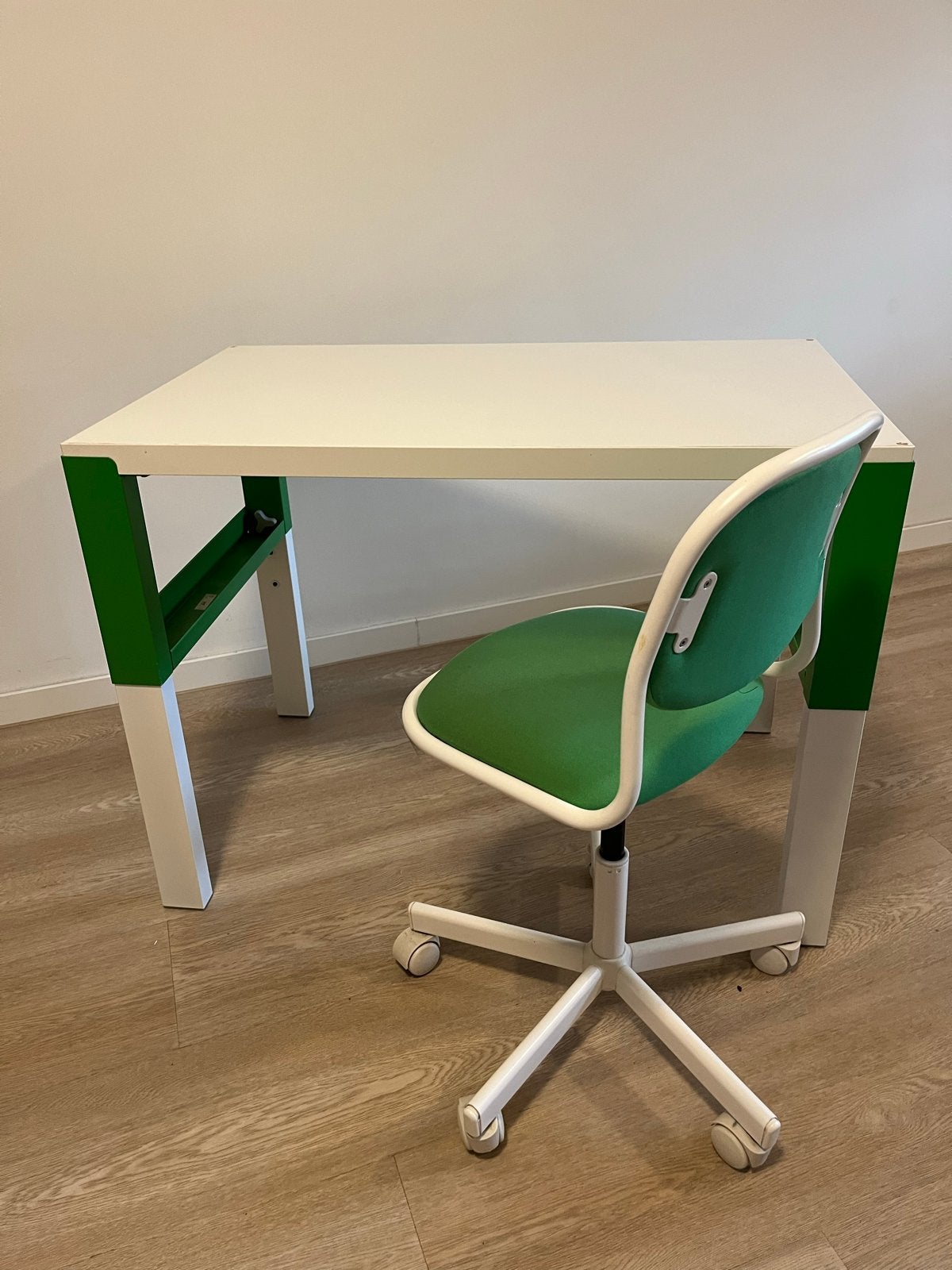 IKEA Pahl bureau met stoel - Groen/Wit, Huis en Inrichting, Ophalen, Groen, Gebruikt, In hoogte verstelbaar