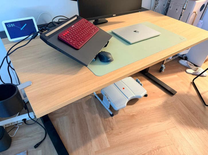 IKEA Bureau Mittzon Eikenfineer Zwart 140x80cm, Ophalen, Zit-sta bureau, Hout, Zo goed als nieuw