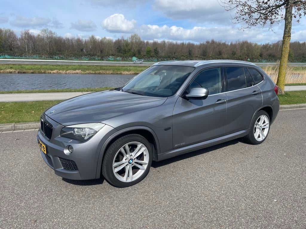 BMW X1 2.0 Sdrive 20I AUT 2011 Grijs, Auto's, Achterwielaandrijving, 1800 kg, 4 cilinders, Alcantara