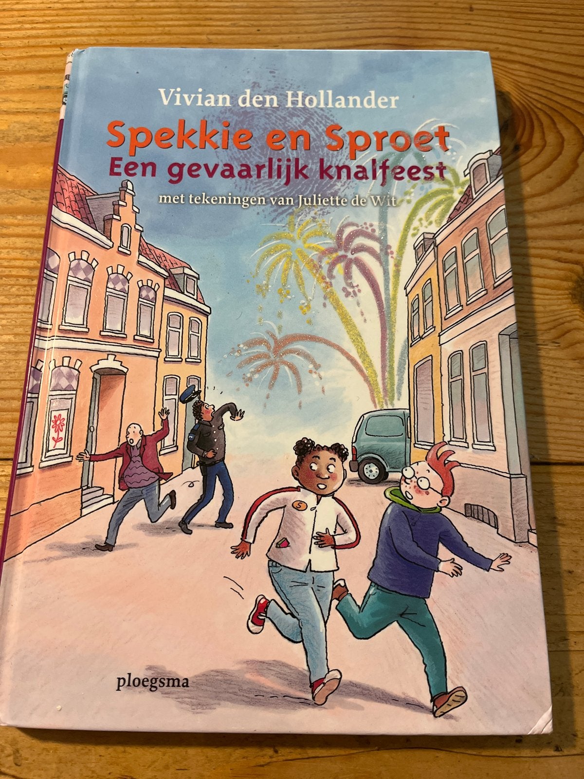 Spekkie en Sproet: Een gevaarlijk knalfeest - Vivian den Hol, Boeken, Ophalen of Verzenden, Zo goed als nieuw, Sprookjes