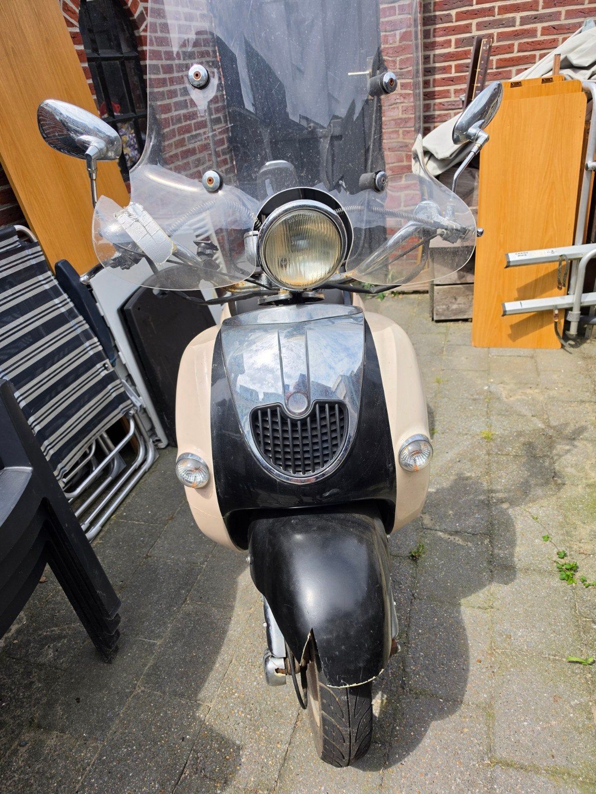 Scooter Senzo met attributen 2 helmen, slot, Ophalen