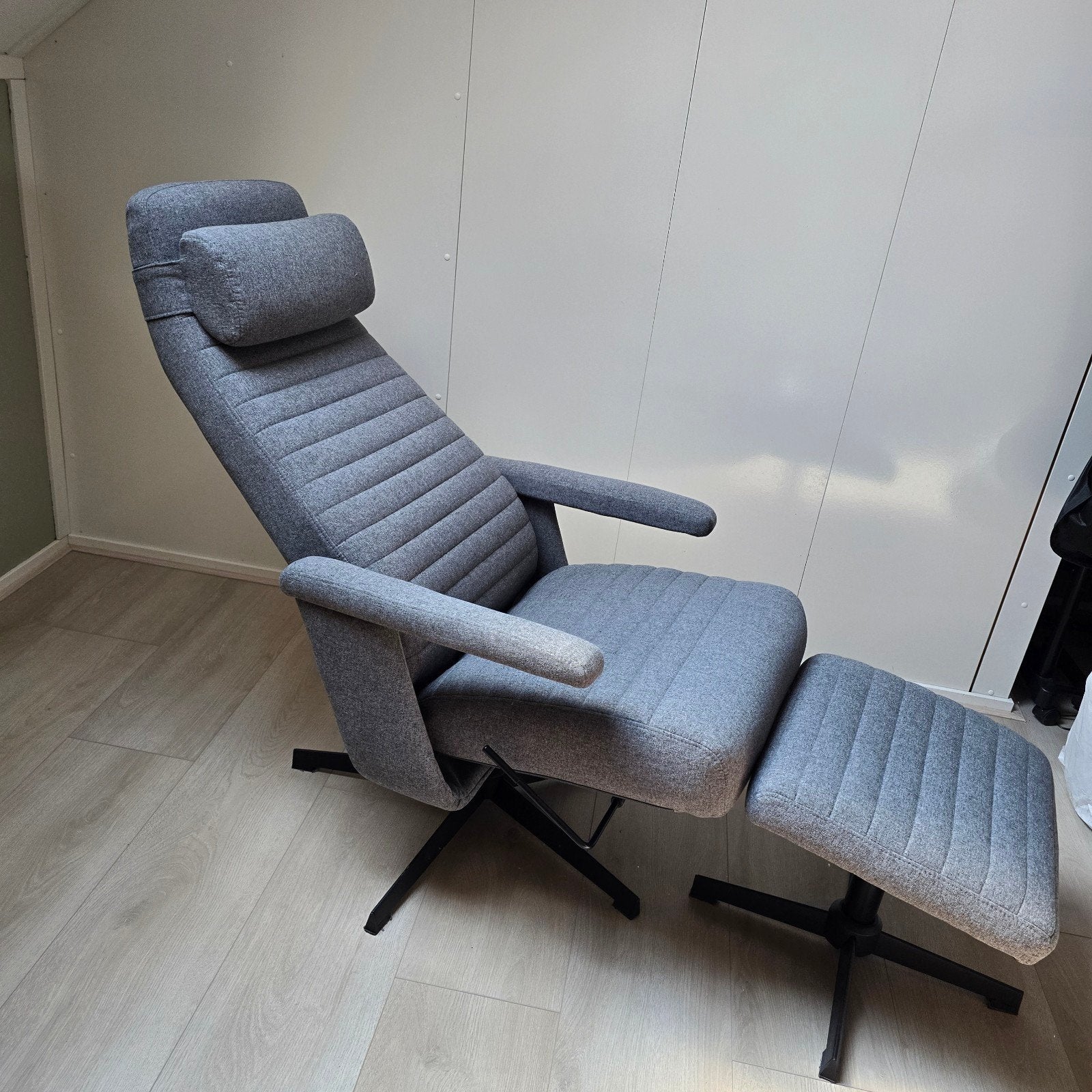 Comfortabele grijze relaxfauteuil met voetenbank, Ophalen, Modern, Comfortabel, Gebruikt, Minder dan 75 cm
