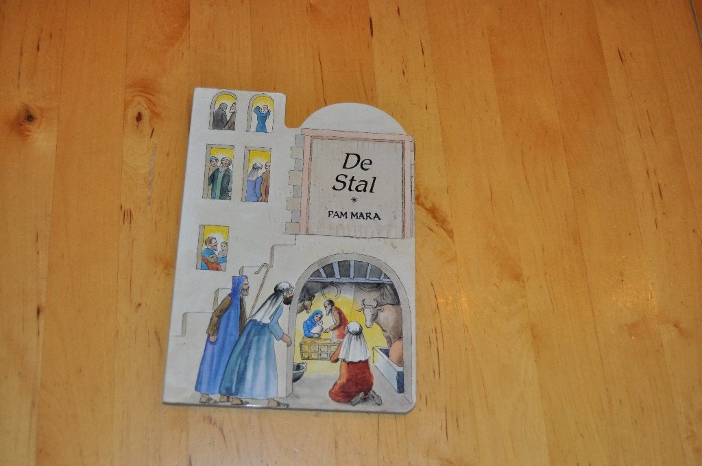 De stal, Pam Mara   karton   kerst, Ophalen of Verzenden, Gelezen, 3 tot 4 jaar
