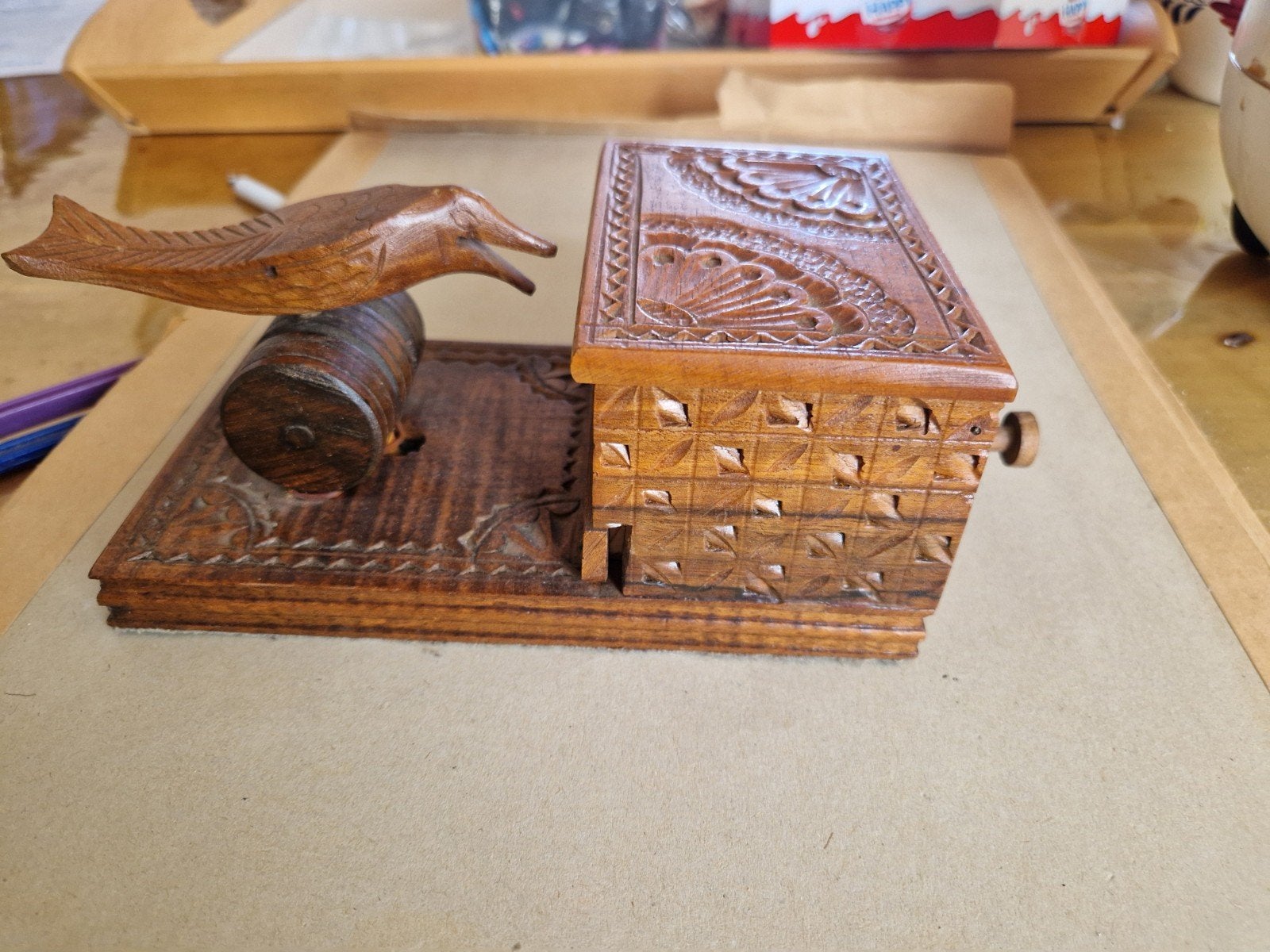 Vintage houten sigarettendispenser met vogelmechanisme, Ophalen