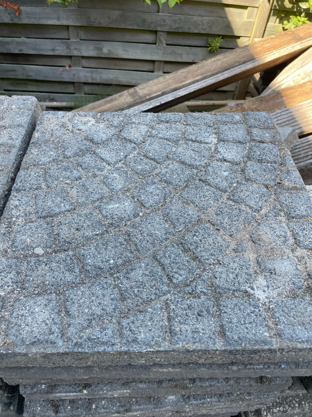 Gratis af te halen: Ongeveer 100 terrastegels 40x40 cm, Tuin en Terras, Gebruikt, Ophalen of Verzenden, 10 m² of meer, Beton