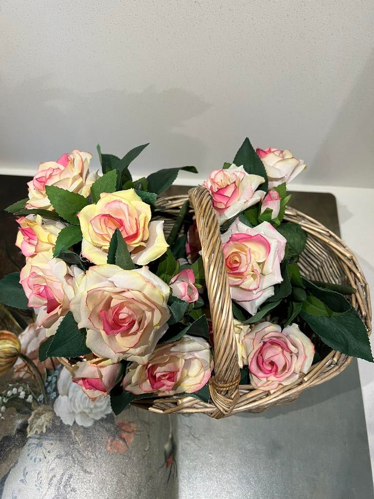 Kunstbloemen, o.a. rozen. rieten mandje, wit metalen vaasje., Ophalen, Zo goed als nieuw, Roze, Brocante
