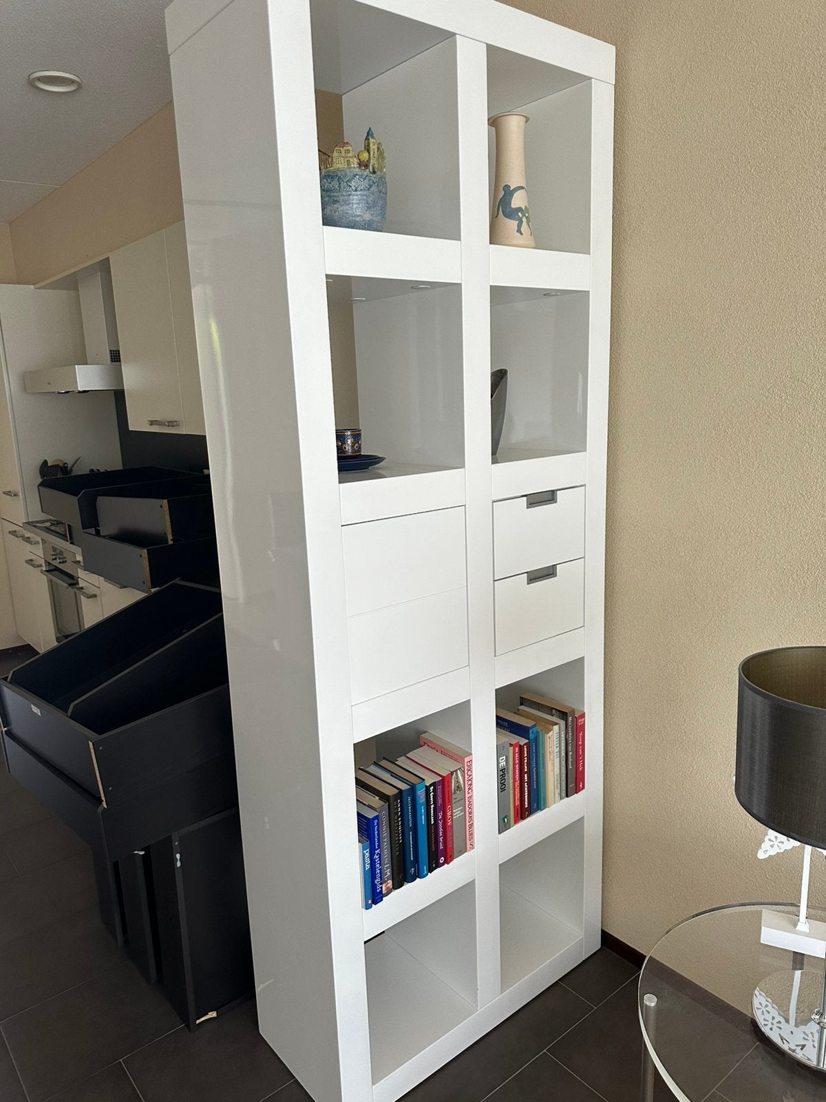 Moderne witte boekenkast, Ophalen of Verzenden, Zo goed als nieuw, 25 tot 50 cm, 200 cm of meer
