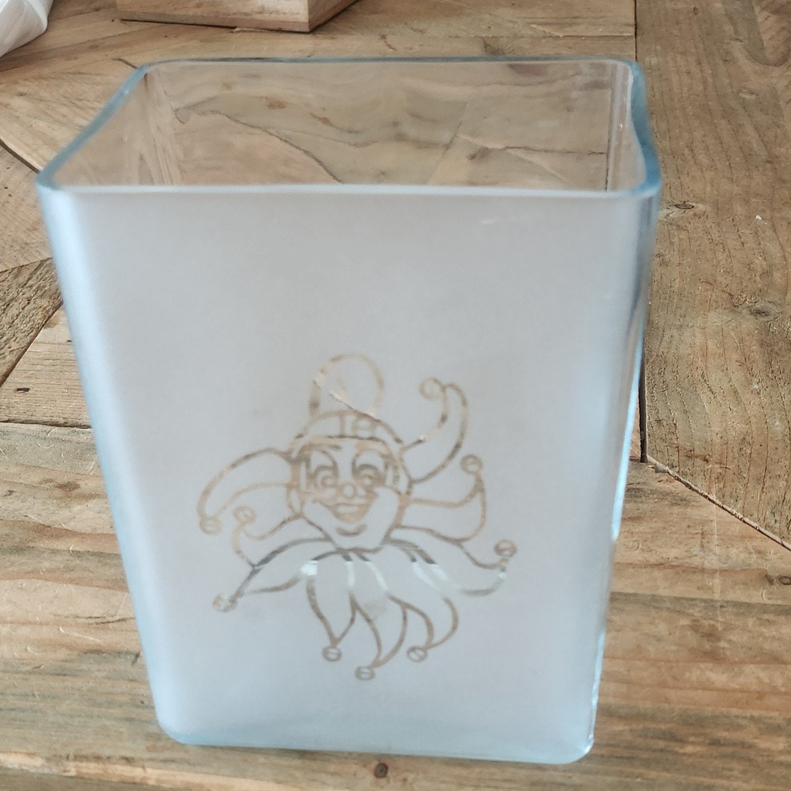 Glazen vierkante vaas met narrengezicht decoratie, Antiek en Kunst, Ophalen of Verzenden