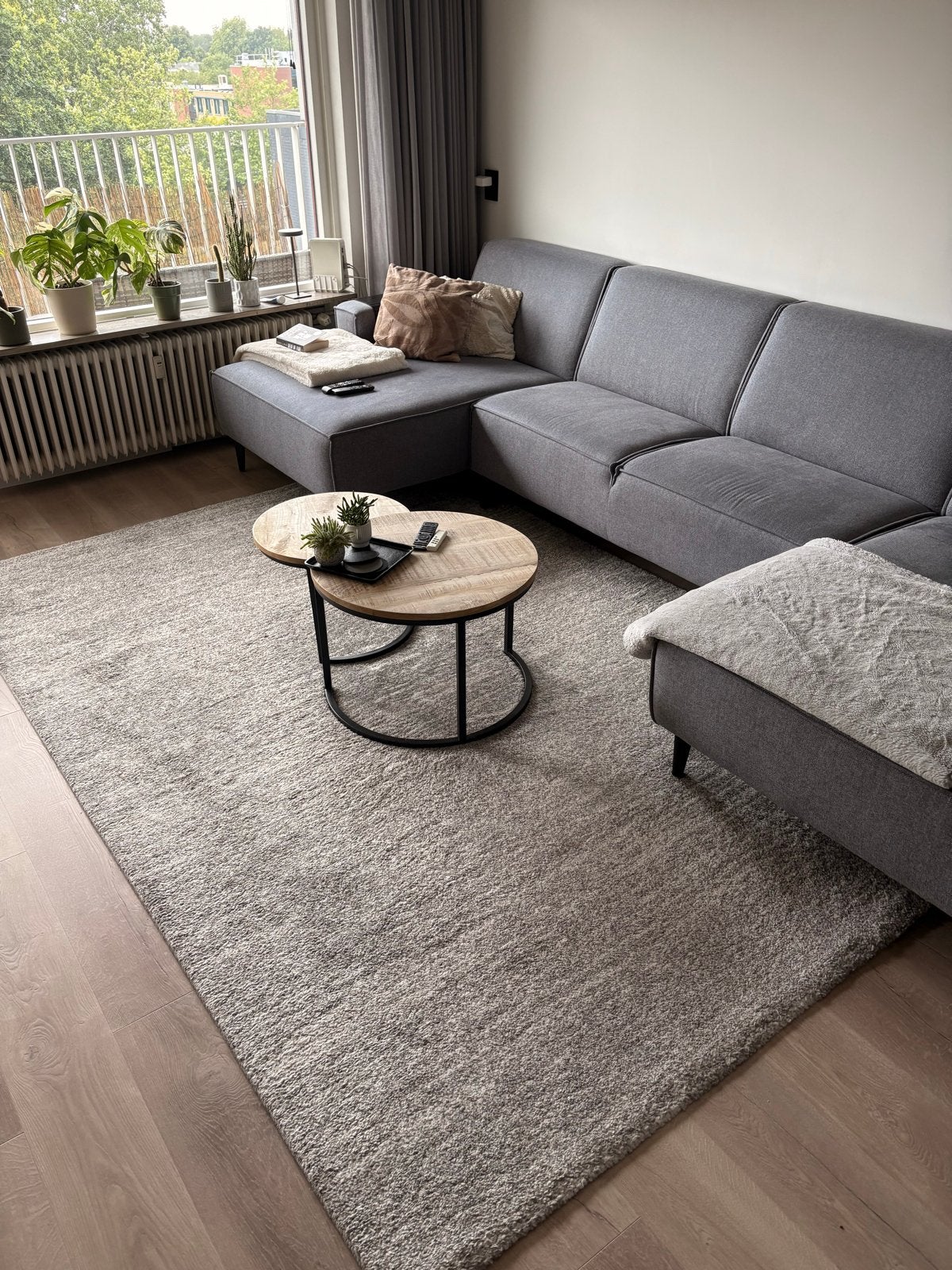 Modern grijs vloerkleed, zo goed als nieuw, Huis en Inrichting, Stoffering | Tapijten en Kleden, Ophalen, 150 tot 200 cm, 200 cm of meer