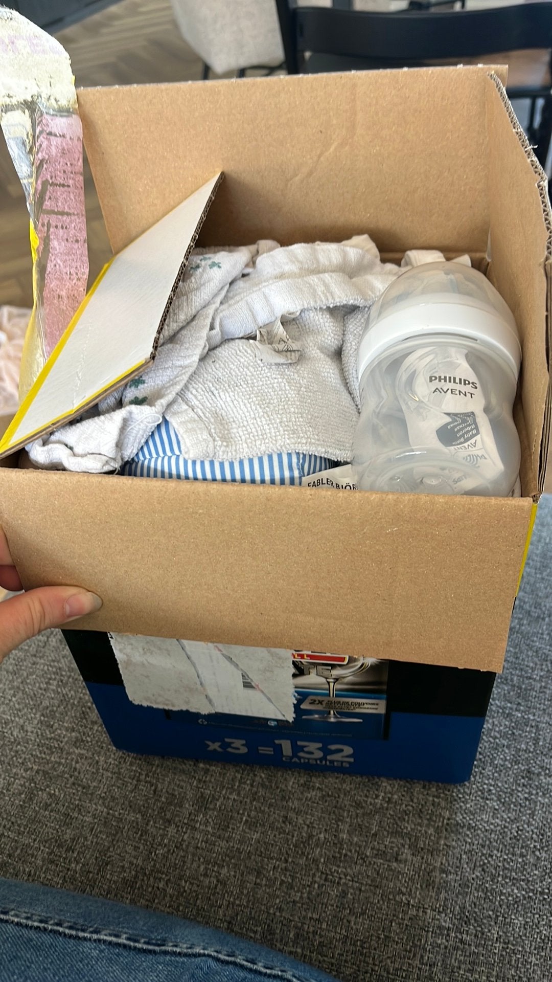 Gratis Doos vol baby kleding en spullen, Kinderen en Baby's, Babykleding | Baby-kledingpakketten, Ophalen, Gebruikt