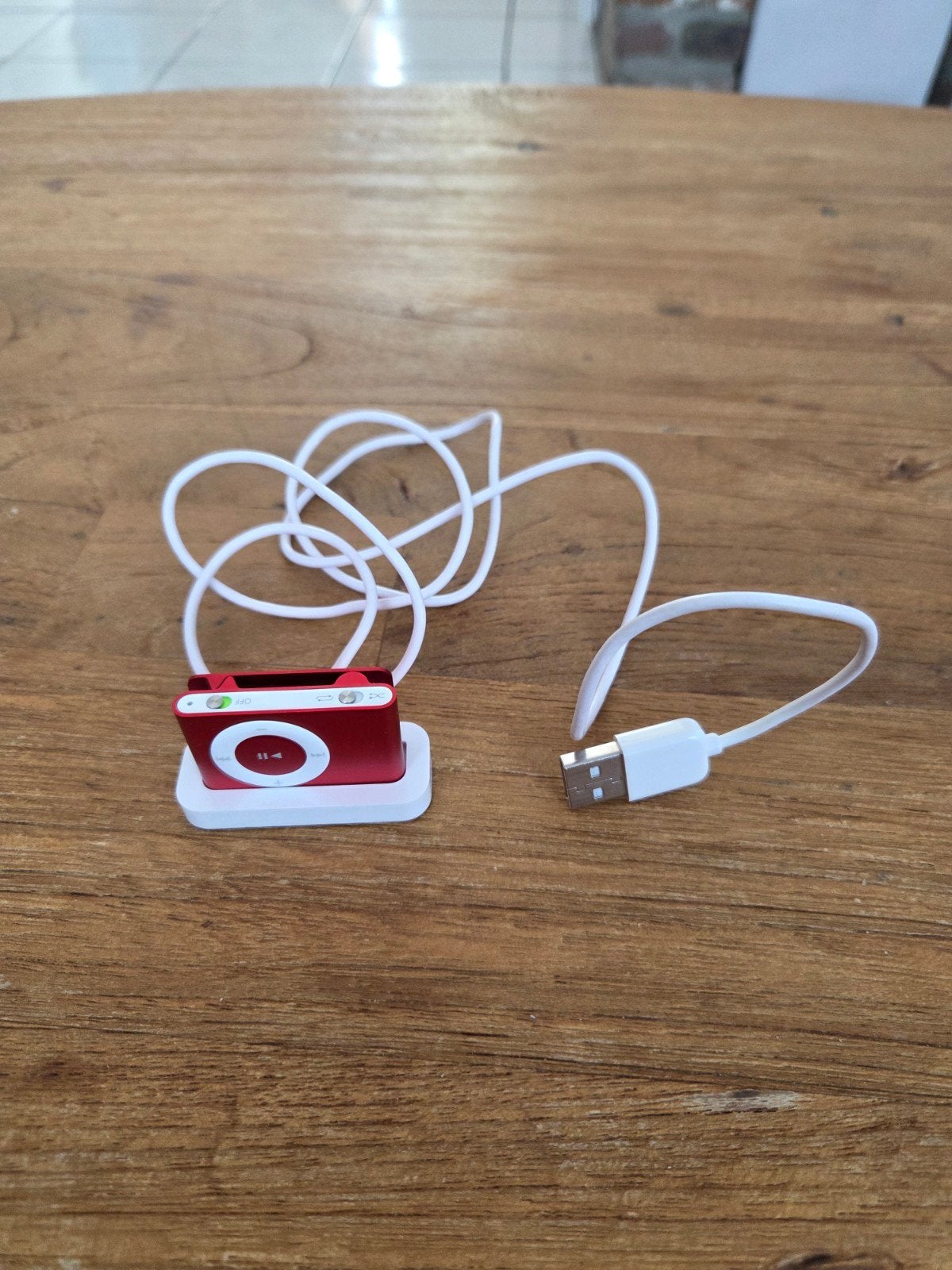 Rode Apple iPod Shuffle (PRODUCT)RED met oplader, Gebruikt, Overige kleuren, Shuffle, Minder dan 2 GB