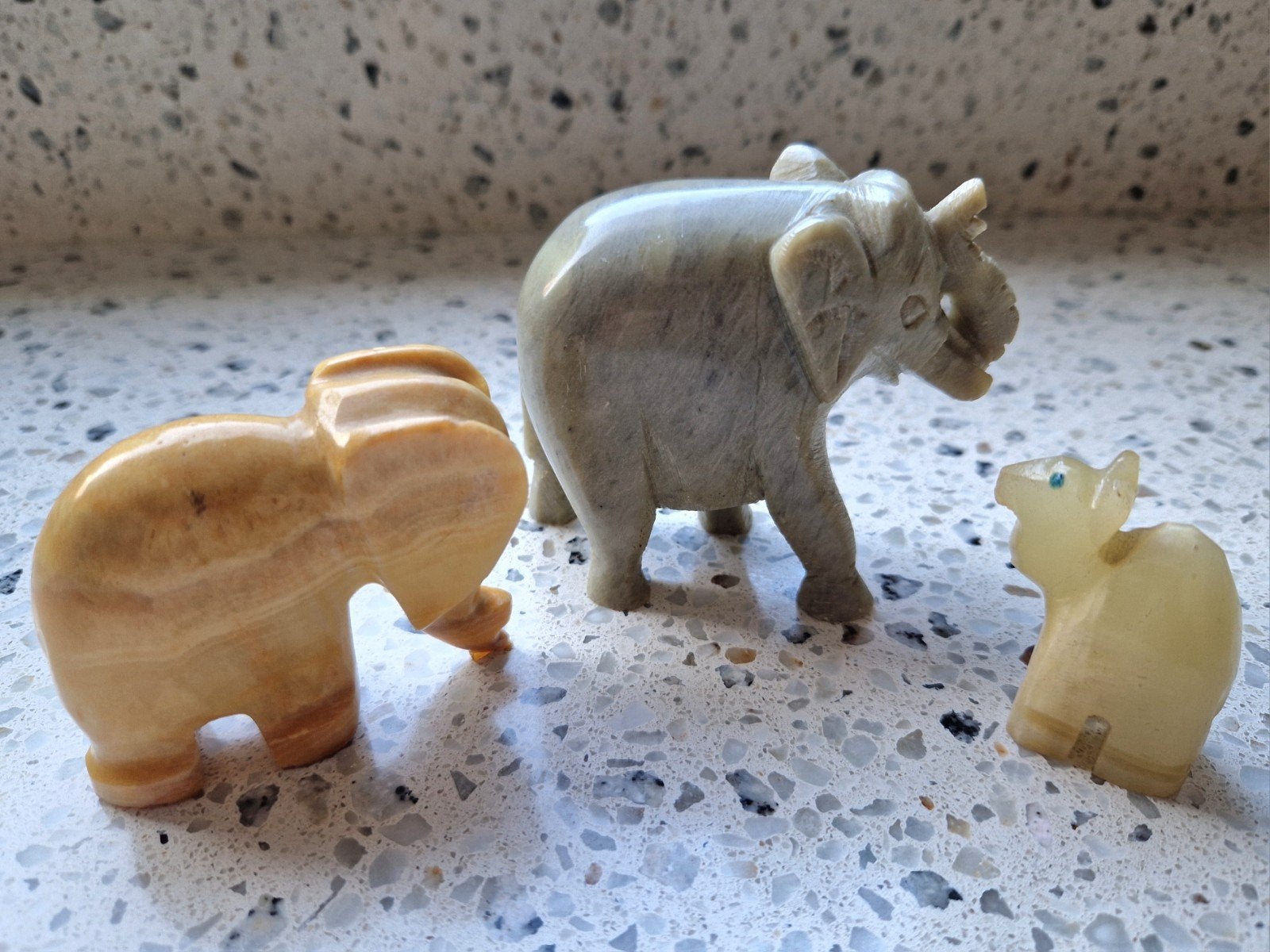 Natuurstenen dierenbeeldjes olifantjes en kameel, Ophalen of Verzenden, Zo goed als nieuw, Beeldje of Figuurtje
