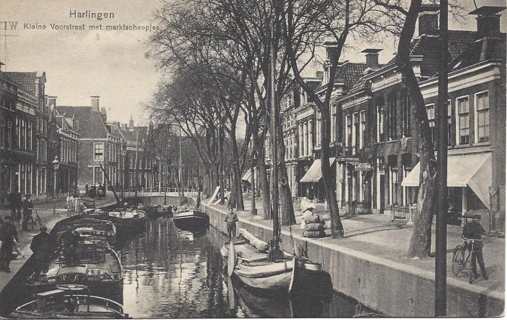 Harlingen, Kleine Voorstraat, Marktscheepjes, bedrijvigheid, Ophalen of Verzenden, Voor 1920, Ongelopen, Friesland