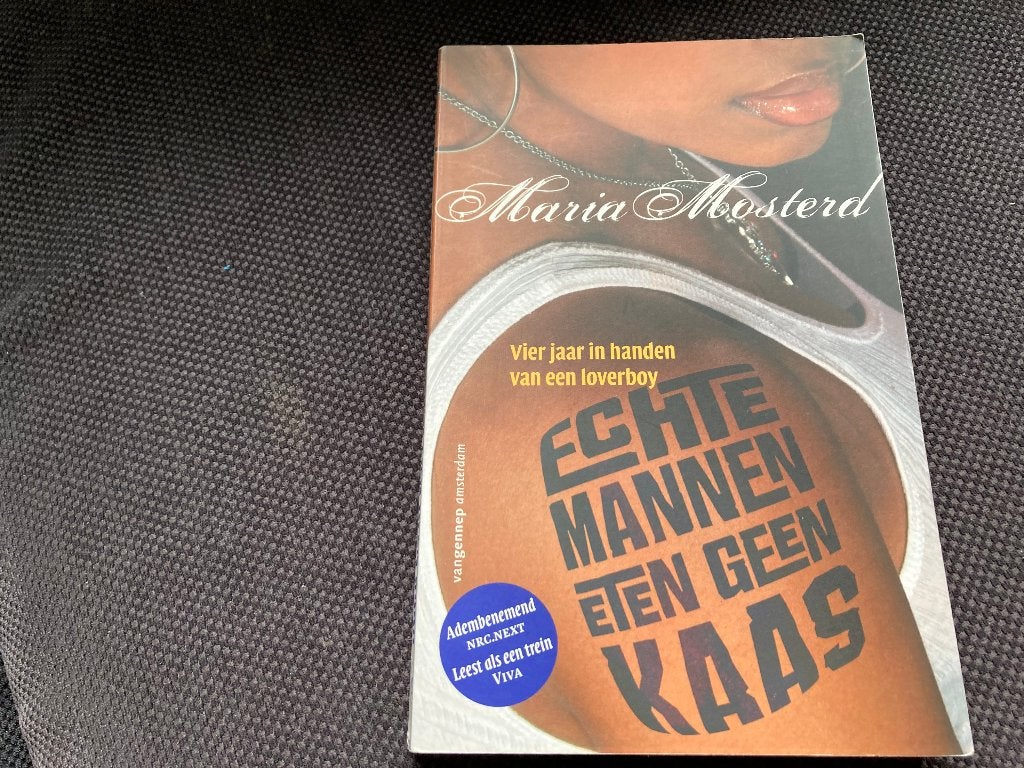 👩 Echte mannen eten geen kaas - Maria Mosterd, Ophalen of Verzenden, Gelezen