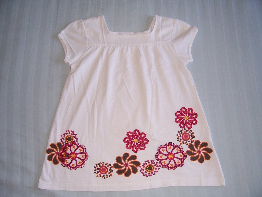 Heel mooi wit shirt met bloemen merk Takko fashion maat 128, Takko Fashion, Meisje, Ophalen of Verzenden, Zo goed als nieuw