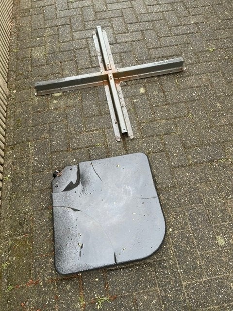 4 parasol tegels en kruis - Gratis, Tuin en Terras, Ophalen, Gebruikt, Minder dan 1 meter, Parasolvoet