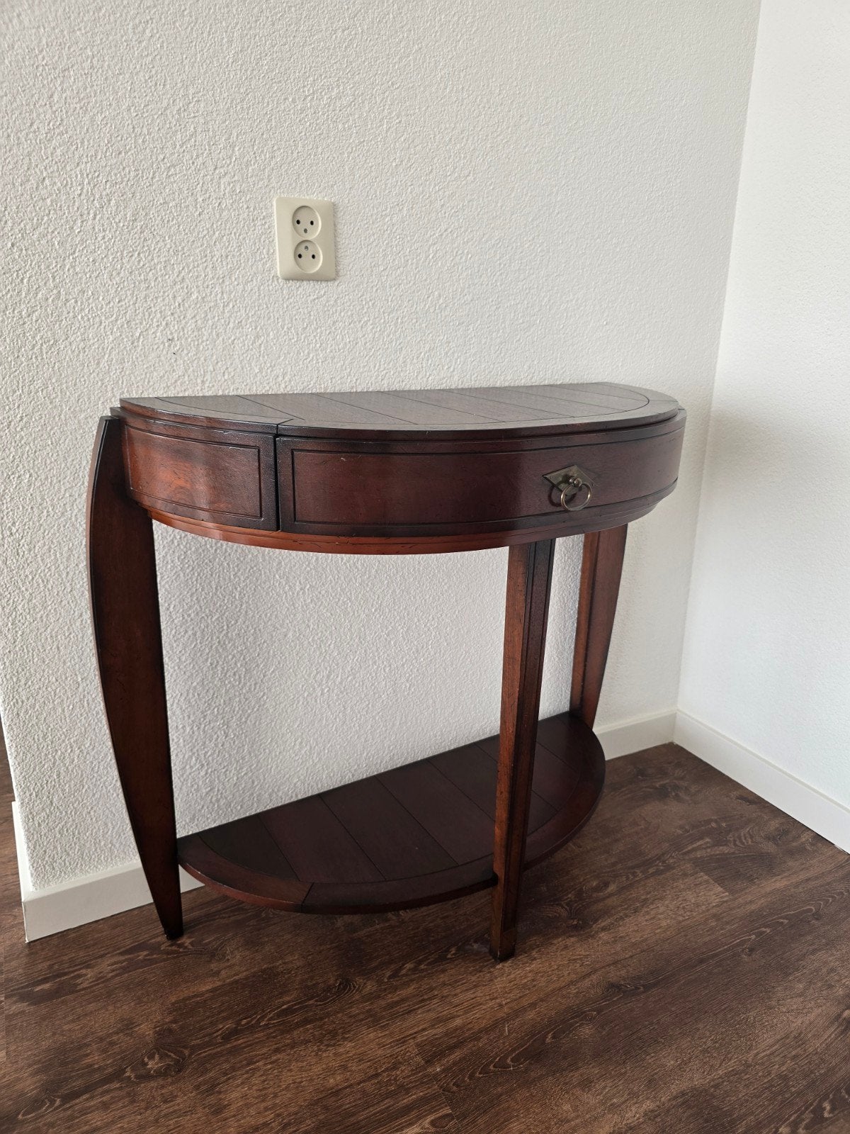 Halfronde bijzettafel/sidetable met lade - Heldense, Huis en Inrichting, Ophalen, Gebruikt, 55 tot 75 cm, Klassiek, Koloniaal