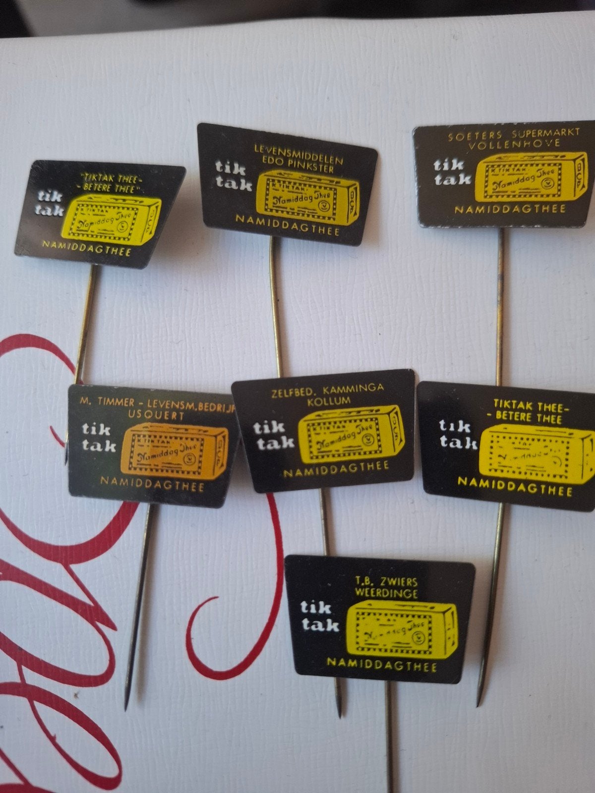 Vintage Tik Tak Namiddagthee Speldjes - Set van 7, Ophalen of Verzenden, Gebruikt, Merk, Speldje of Pin