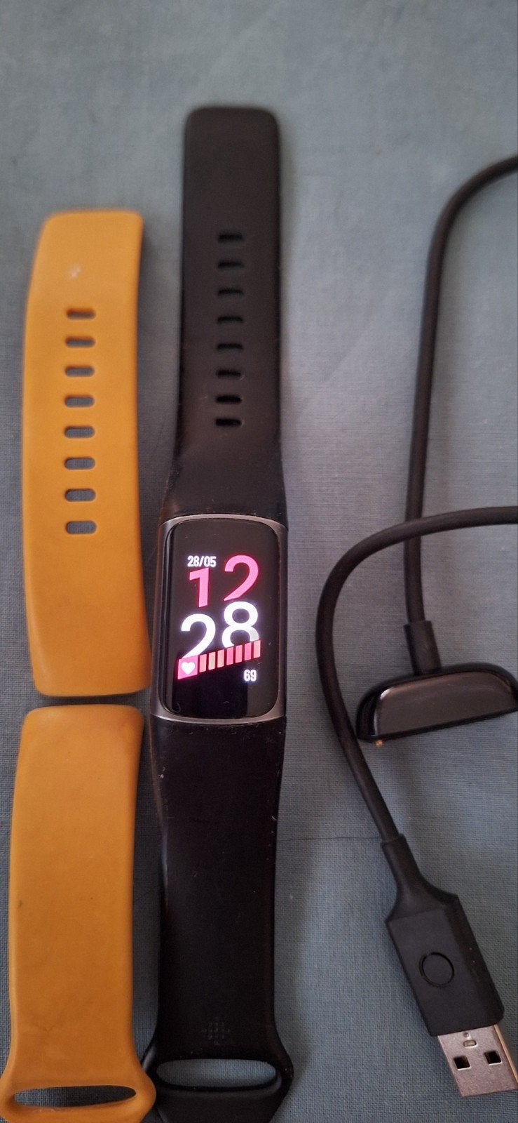 Fitbit Charge 5. Met oplader en extra bandje. Krasvrij., Ophalen of Verzenden, Zo goed als nieuw, Overige merken, Waterdicht