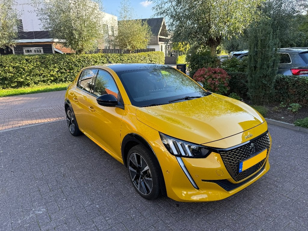 Foto 3 van Peugeot 208-E GT (2022, 38000KM, Geel/zwart)