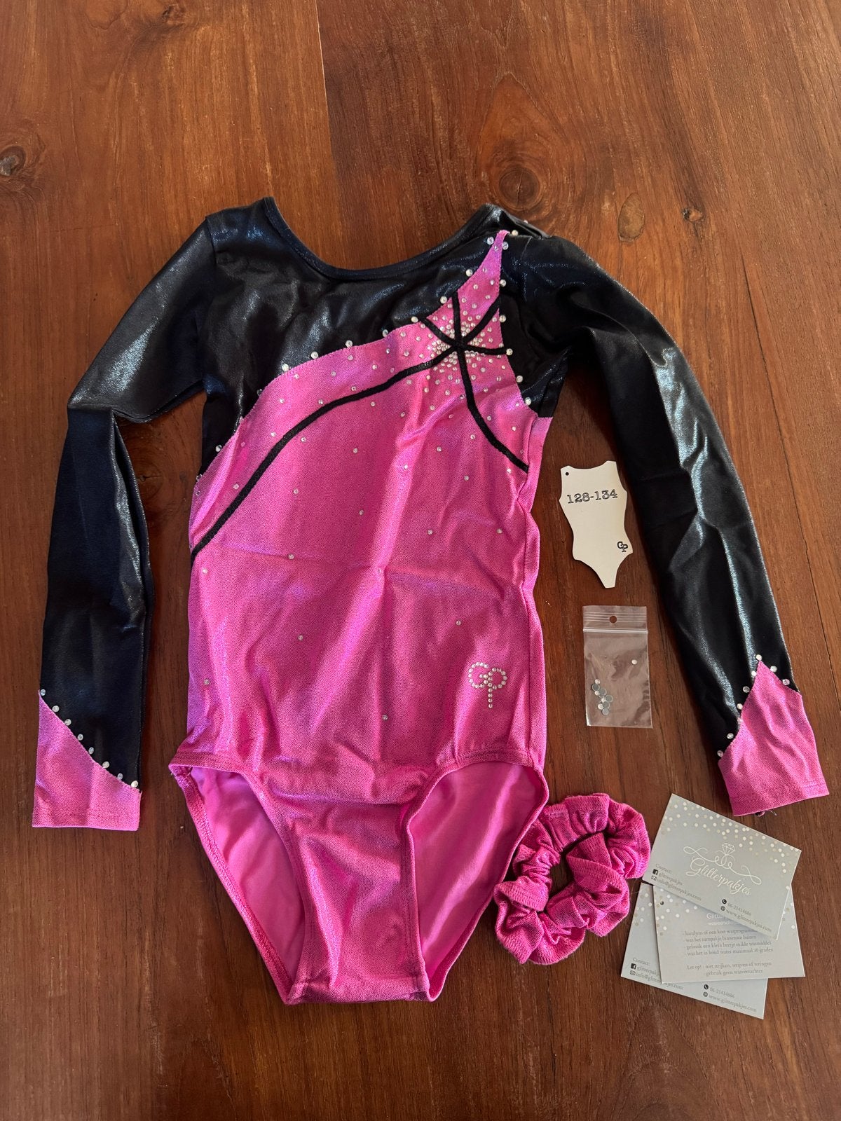 Turnpakje roze/zwart maat 128-134 met scrunchie, Sport en Fitness, Turnen, Gebruikt, Roze, Turnpak(je), Kindermaat 122 t/m 140
