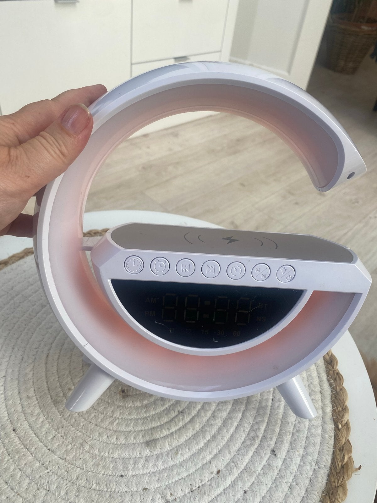 Wekker/radio met draadloos opladen en sfeerverlichting, Ophalen, Zo goed als nieuw, Digitaal