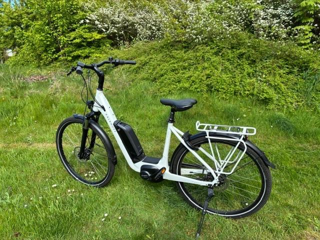 Kalkhoff Damesfiets lage instap maat 47-51 kleur white gloss, Fietsen en Brommers, Zo goed als nieuw, 47 tot 51 cm, 50 km per accu of meer