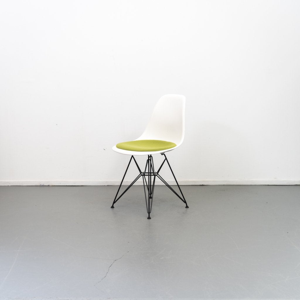 3 Vitra Eames DSR stoel kuip Apple Green onderstel Zwart, Huis en Inrichting, Stoelen, Niet ingevuld, Niet ingevuld, Zo goed als nieuw