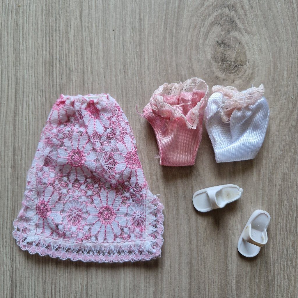 Tk: vintage barbie Sindy lingerie Tender Touch, Verzenden, Gebruikt, Kleertjes