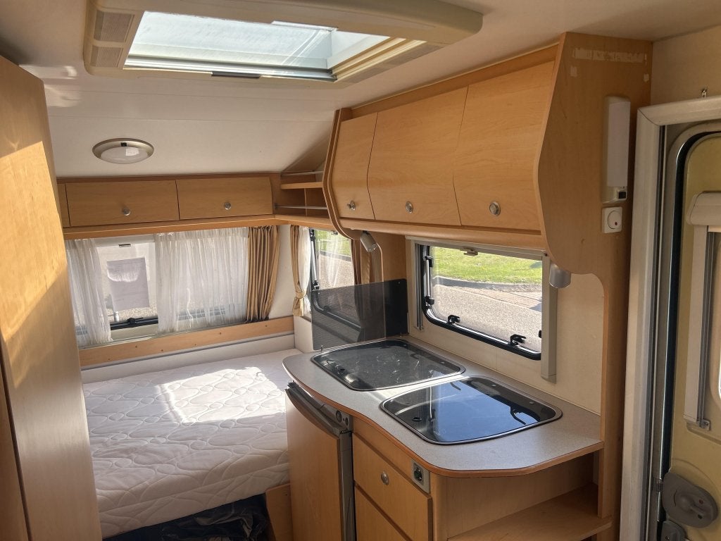 AVENTO 445 VAST BED, VLOERVERWARMING, VOORTENT, Caravans en Kamperen, Caravans, Niet ingevuld, Standaardzit, Avento, Bedrijf