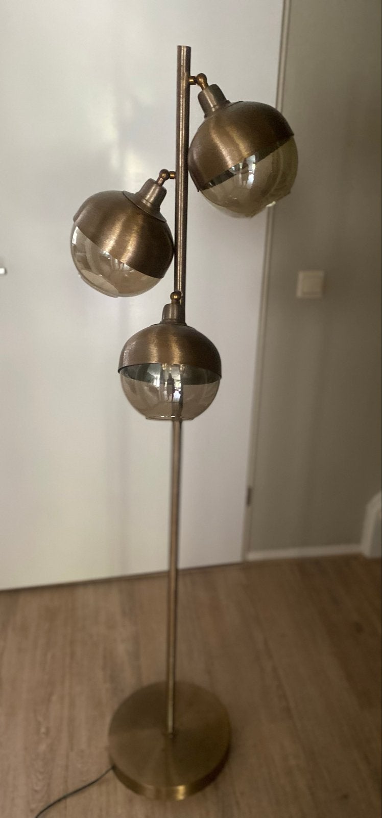 Mooie bronskleurige vloerlamp met 3 glazen bollen, Huis en Inrichting, Lampen | Vloerlampen, Ophalen, E14 (klein), Zo goed als nieuw