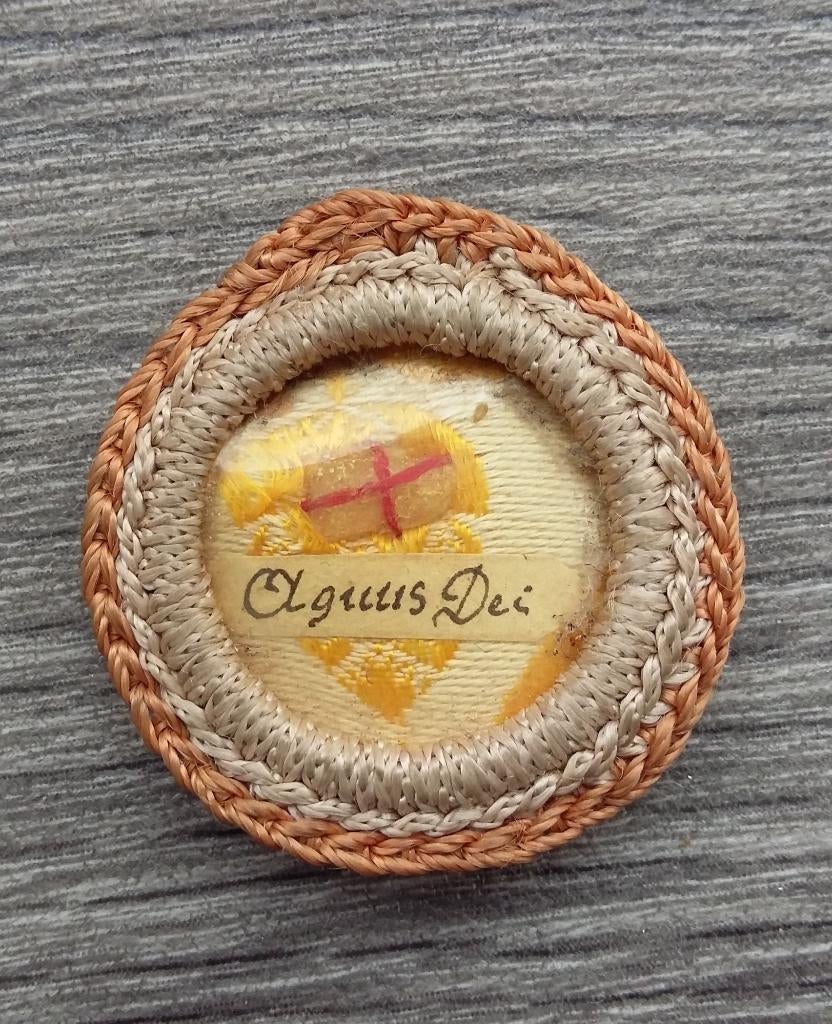 Om 1950 AGNUS DEI Relikwie Draag Reliek Bescherm Heilige, Verzamelen, Religie, Ophalen of Verzenden, Gebruikt, Overige typen, Christendom | Katholiek