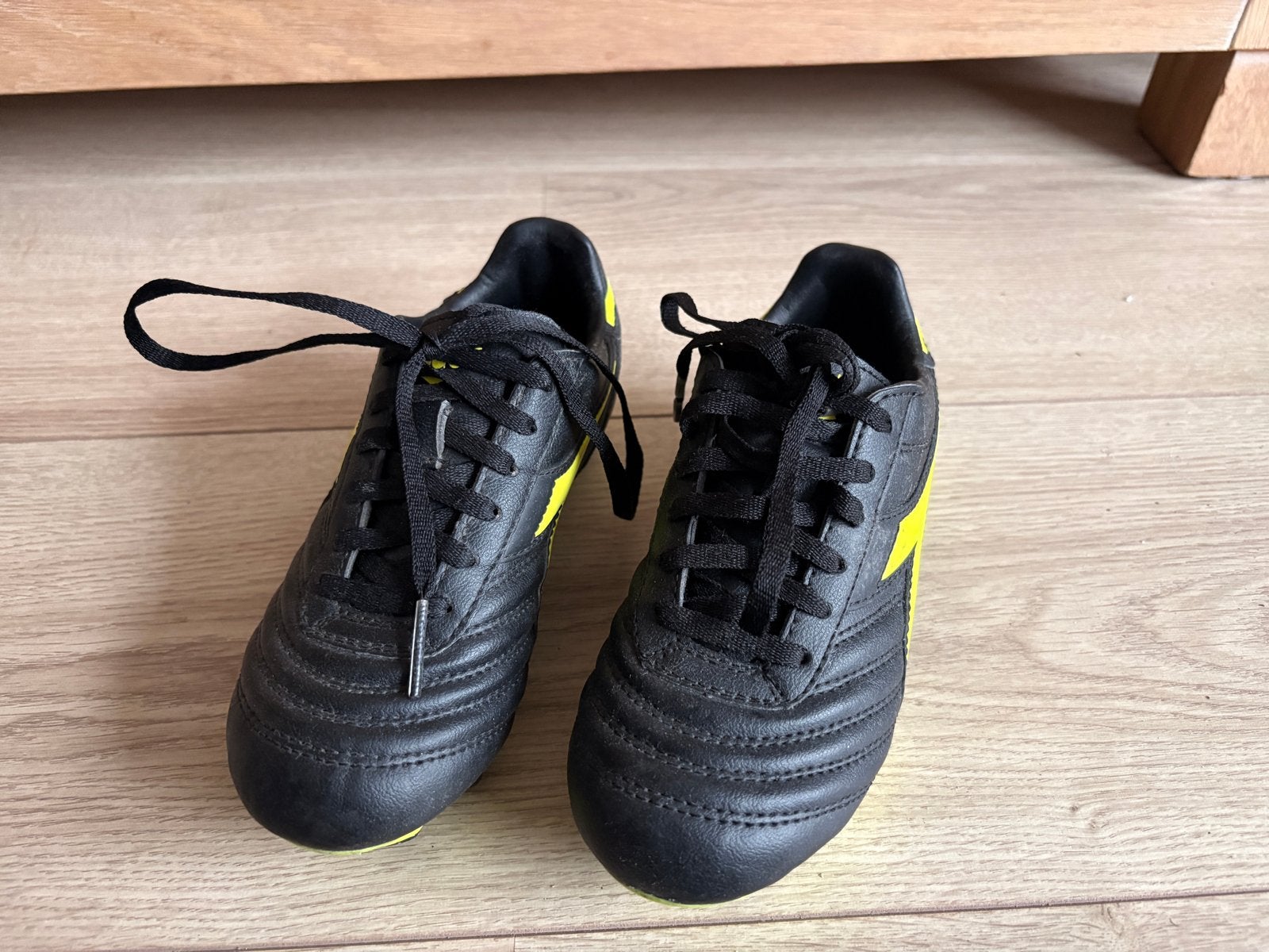 Diadora Voetbalschoenen Maat 31 Zwart/Geel, Gebruikt, Maat XS of kleiner, Schoenen, Ophalen of Verzenden