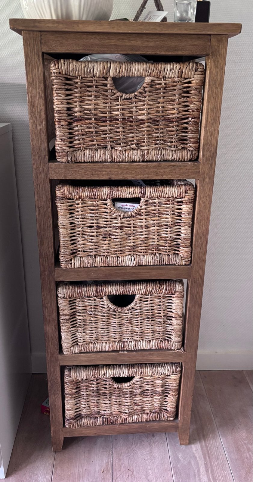 Houten kastje met 4 rieten mandjes - 125cm hoog, Ophalen, Gebruikt