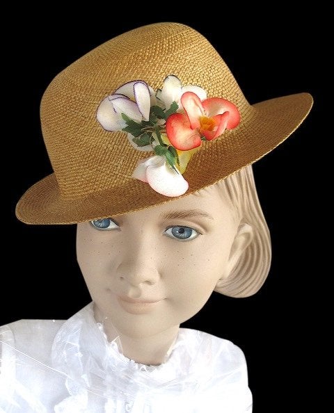 Hoedje Strohoedje met corsage Vintage Bedrag voor goed doel, Ophalen of Verzenden, Zo goed als nieuw, 55 cm (S, 6⅞ inch) of minder