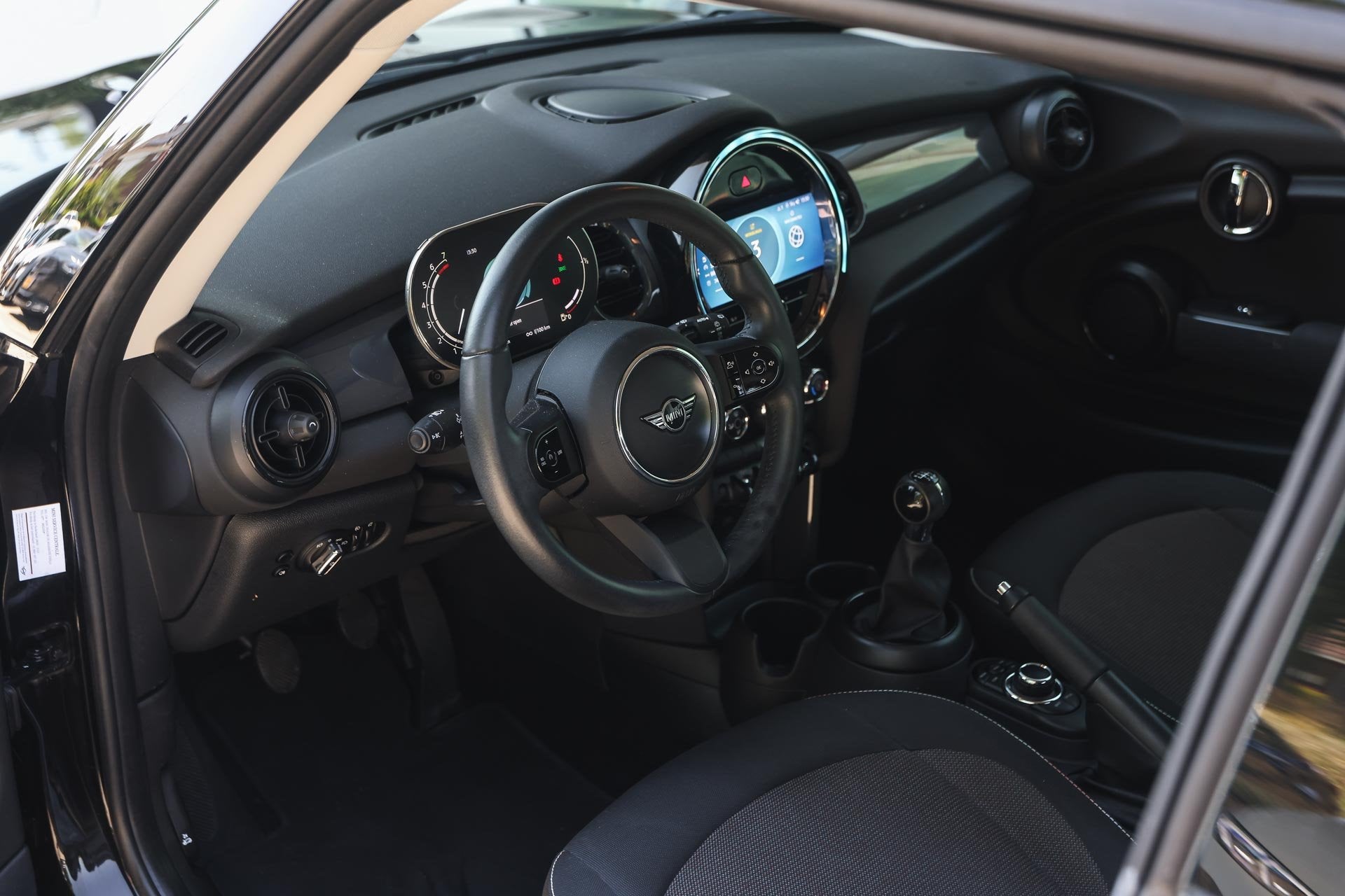 MINI Hatchback One Essential / LED / Navigatie / Multifuncti, Auto's, Mini, Stof, Gebruikt, Met garantie (alle), 4 stoelen